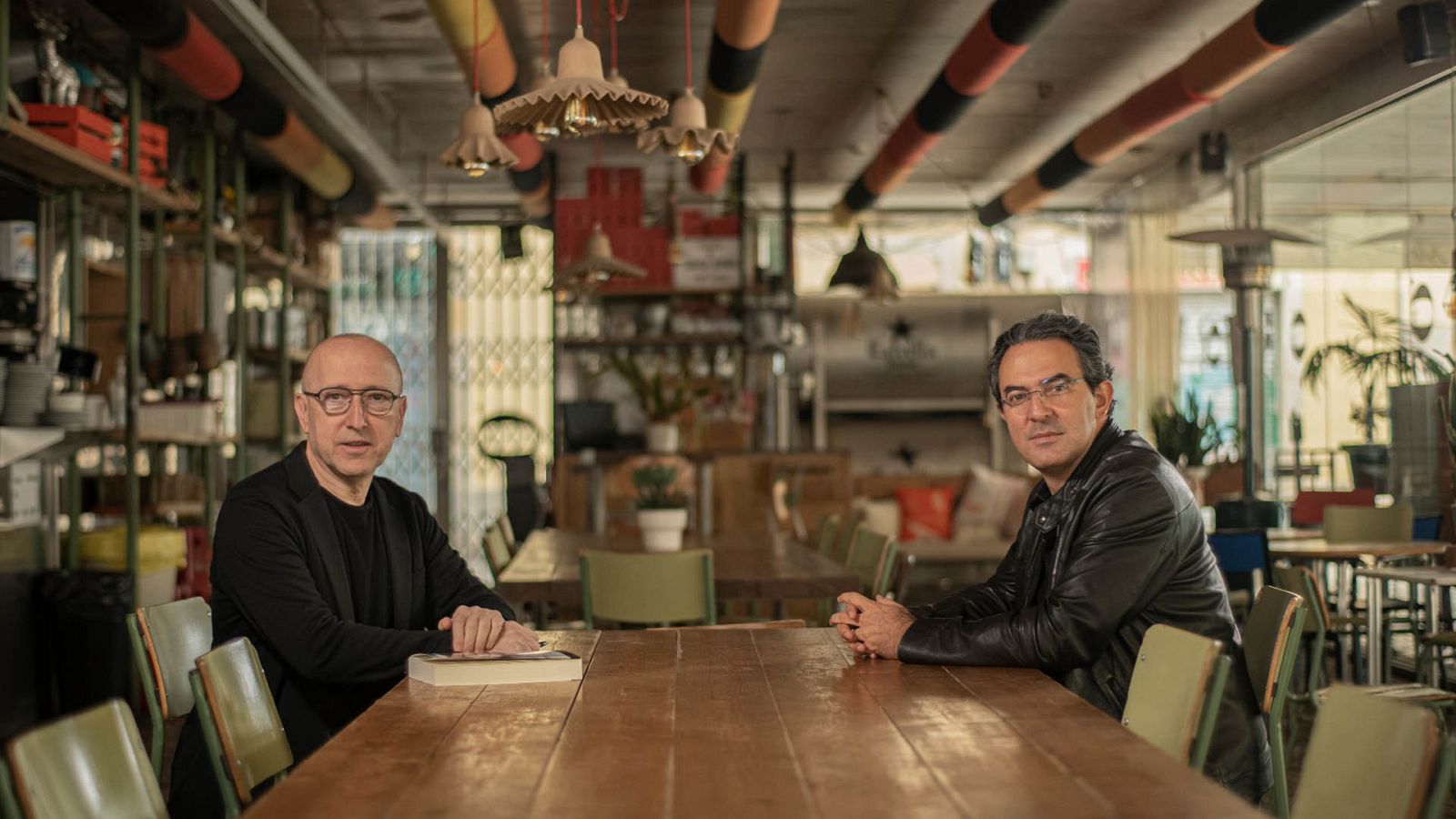 Óscar López, director y presentador de `Página Dos' con el escritor Juan Gabriel Vásquez