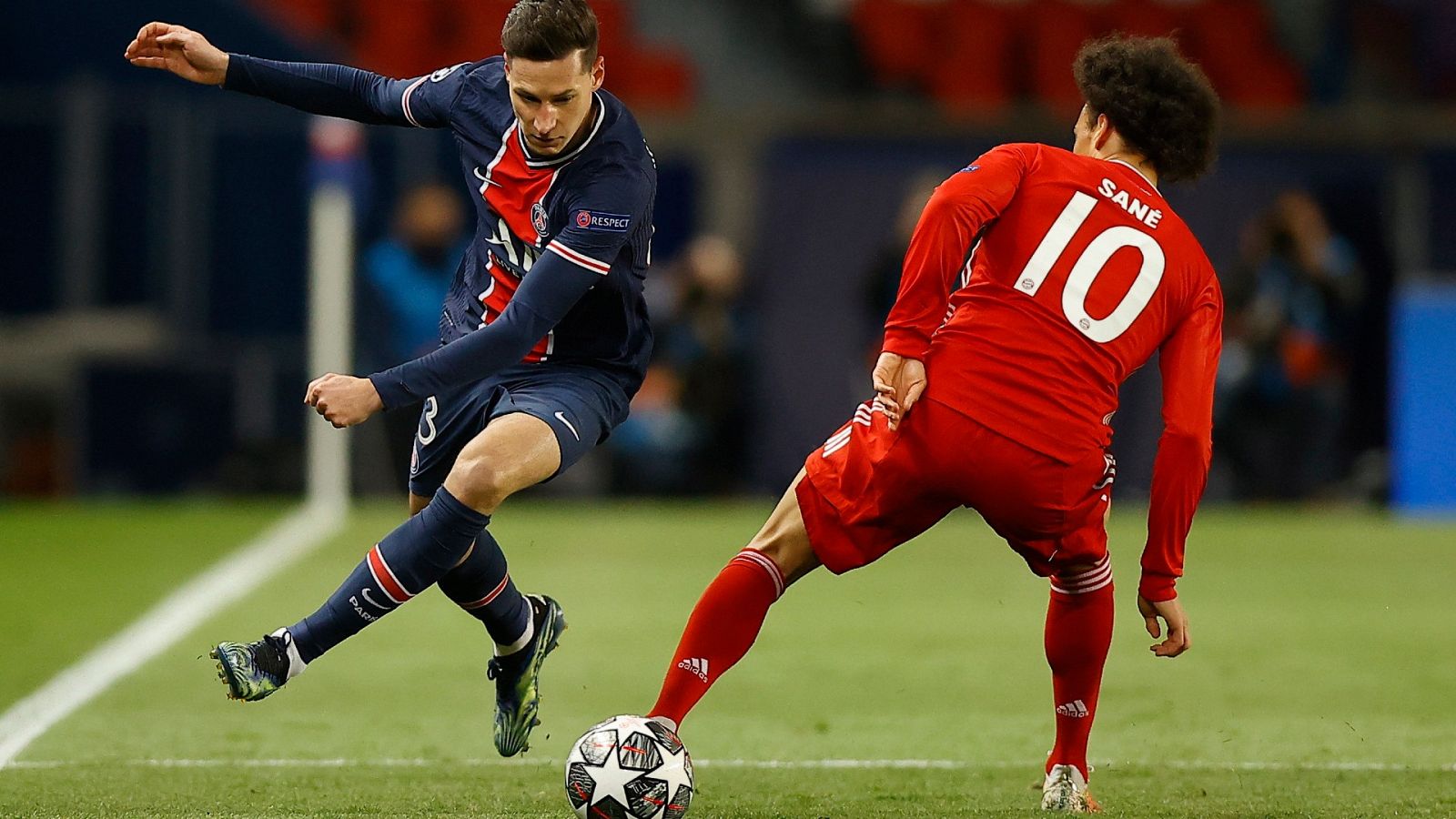 Julian Draxler, jugador del PSG le tira un caño a Leroy Sané, jugador del Bayern de Múnich