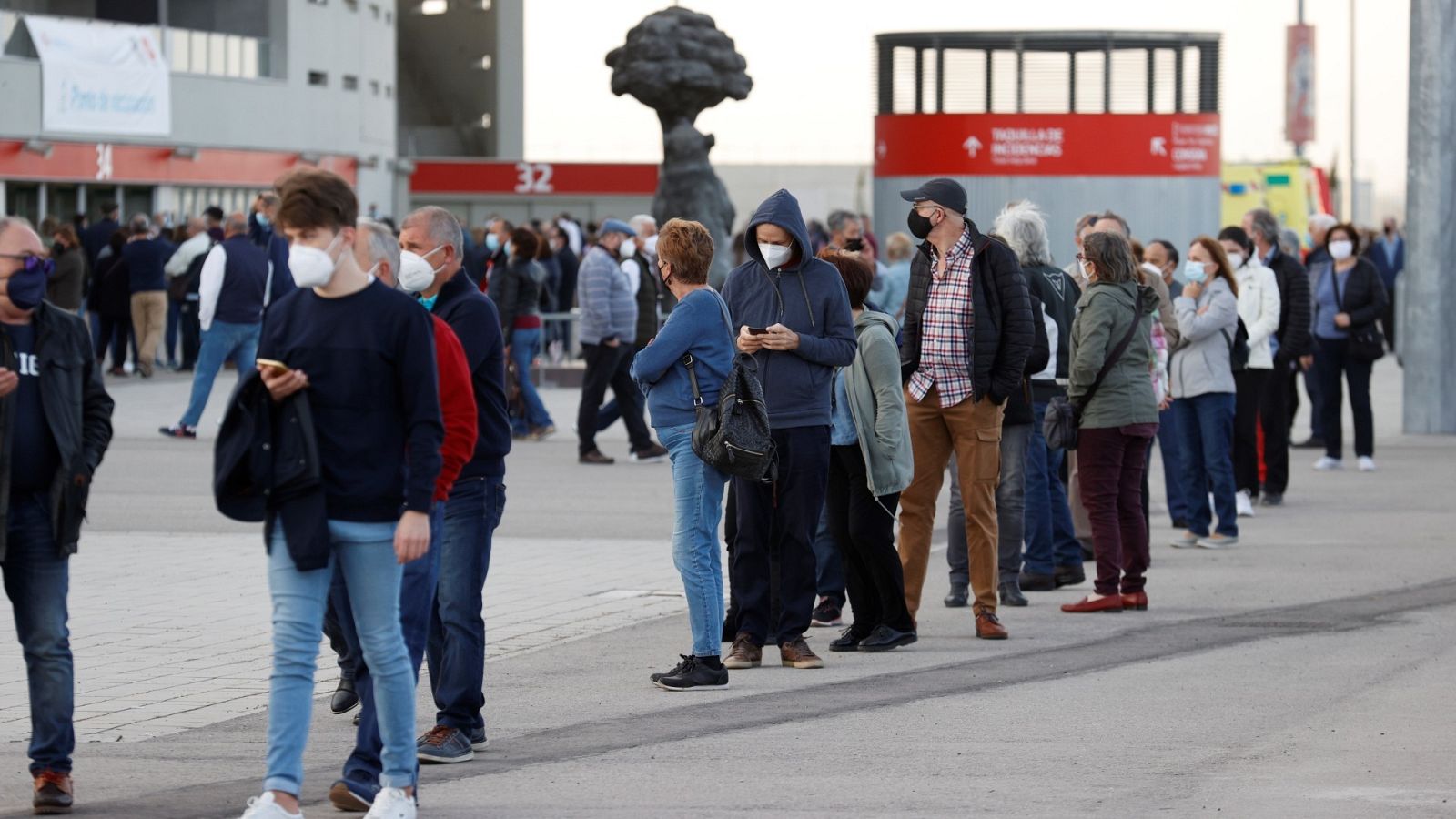 Vista de las personas que esperan para recibir la vacuna en el estadio Wanda Metropolitano