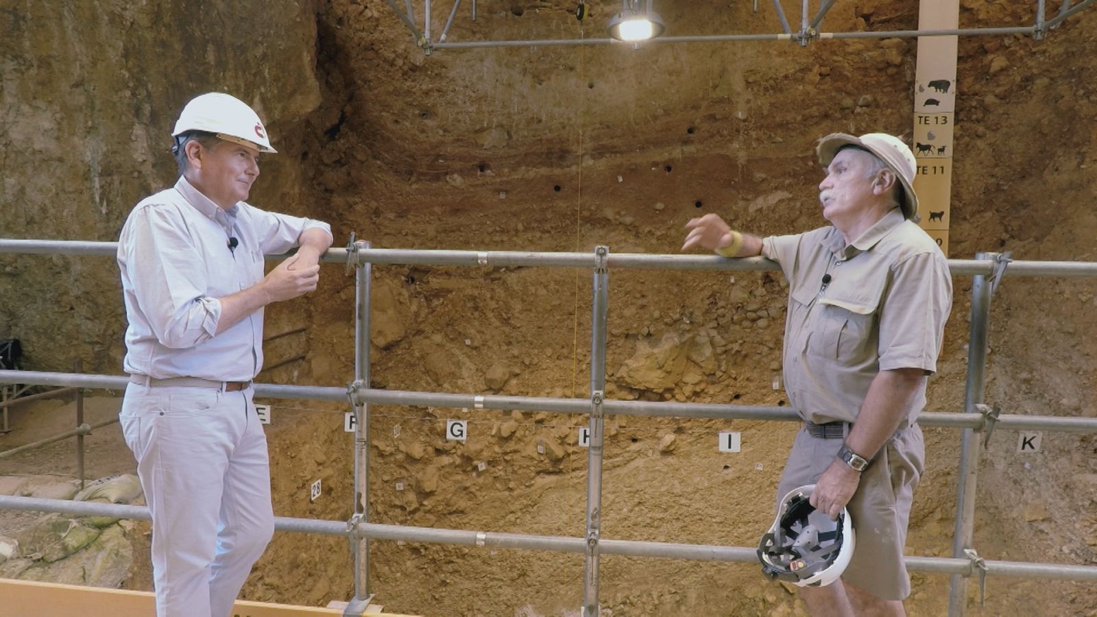 Manuel Pimentel y Eudald Carbonell charlando en su lugar preferido, la Gran Dolina de Atapuerca