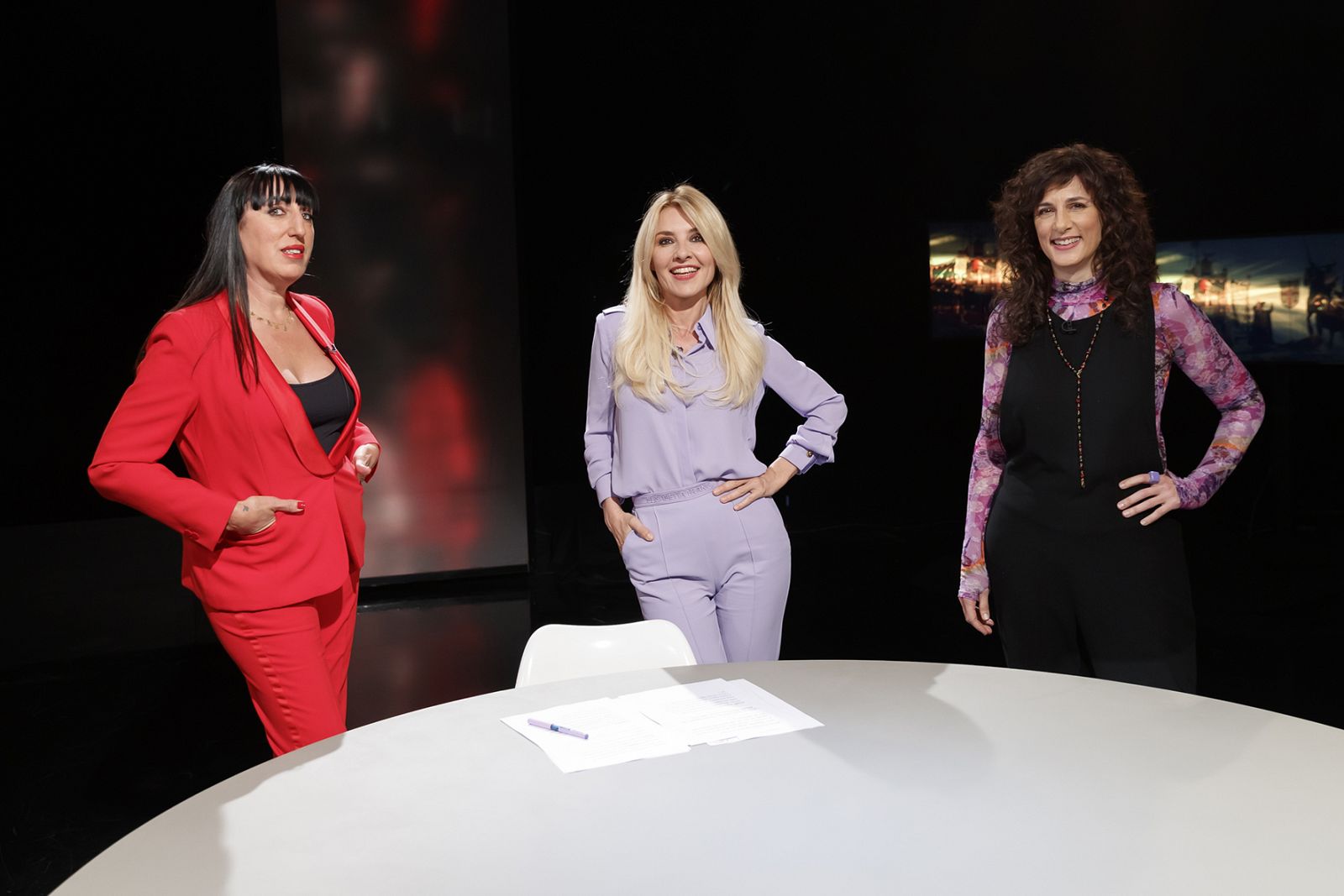 Rossy de Palma y Mariela Besuievski junto a Cayetana Guillén Cuervo, presentadora de 'Versión española'