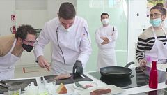 Los aspirantes reciben una clase de emplatados y despiece de alimentos