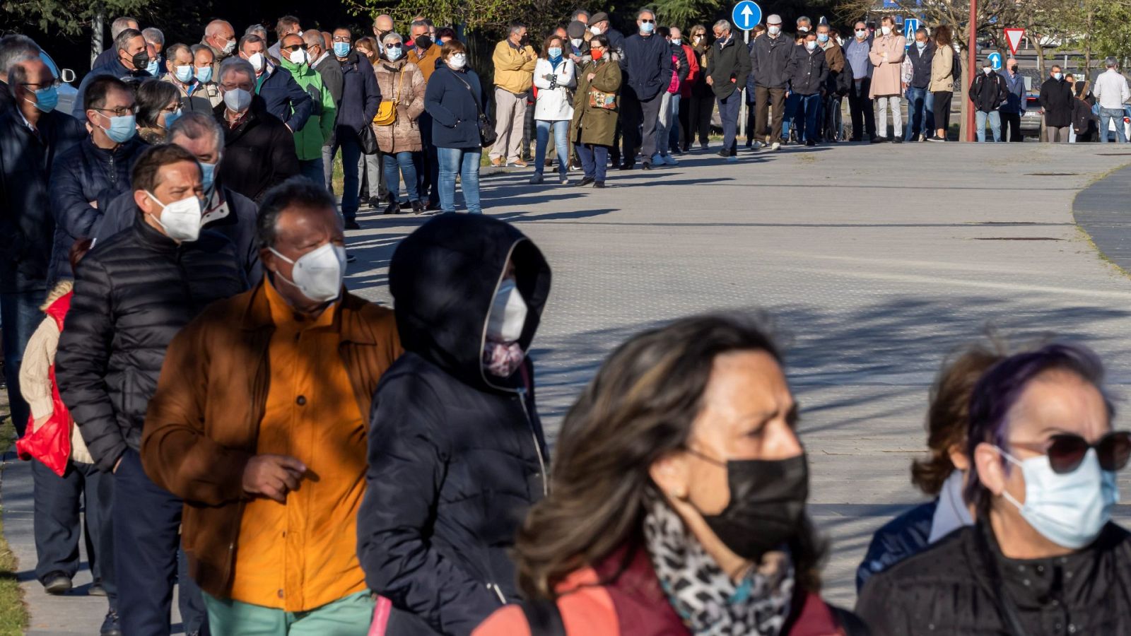 Largas colas ante el Centro Cultural Miguel Delibes de Valladolid para vacunarse contra el COVID