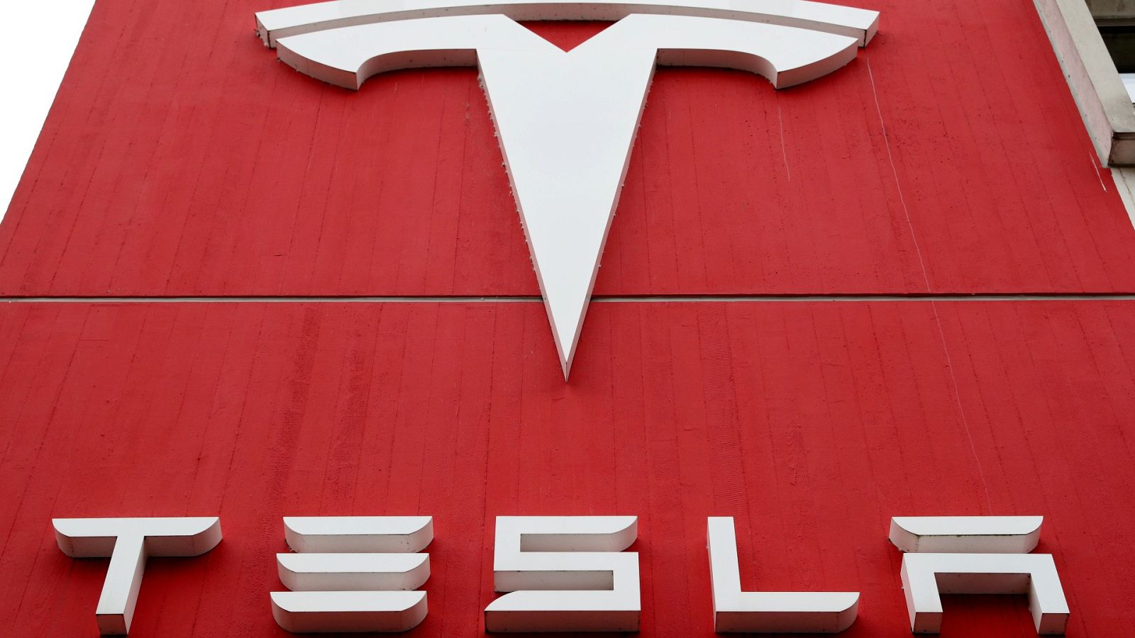 Logo de Tesla en un concesionario en Suiza