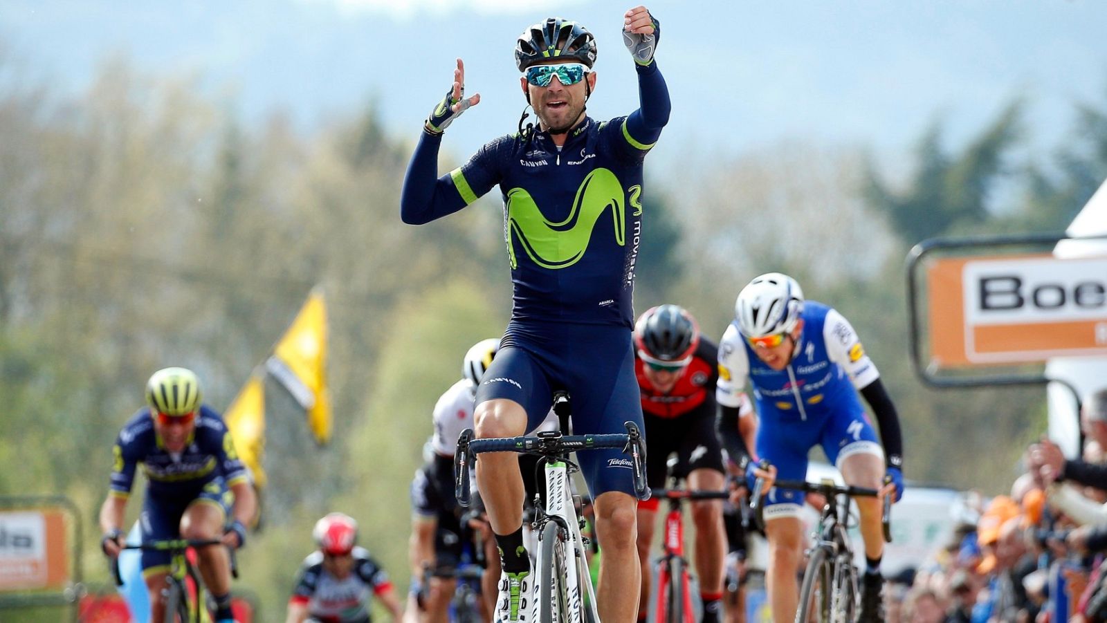 El español Alejandro Valverde del Movistar celebra su victoria en la Flecha Valona de 2017