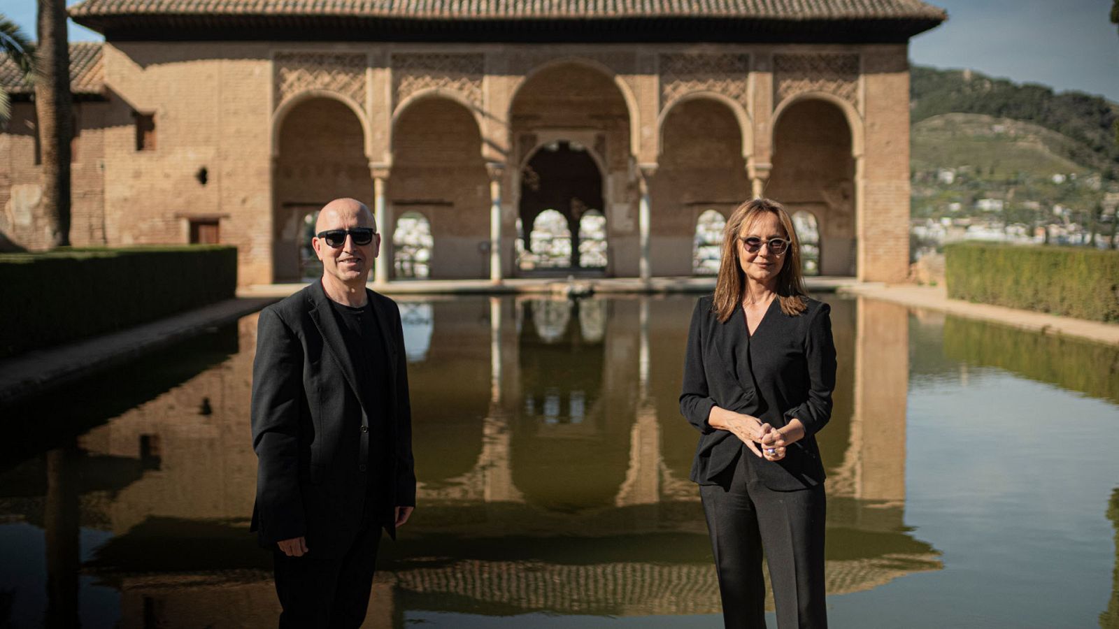 Óscar López, director y presendor de 'Página Dos' con la escritora María Dueñas