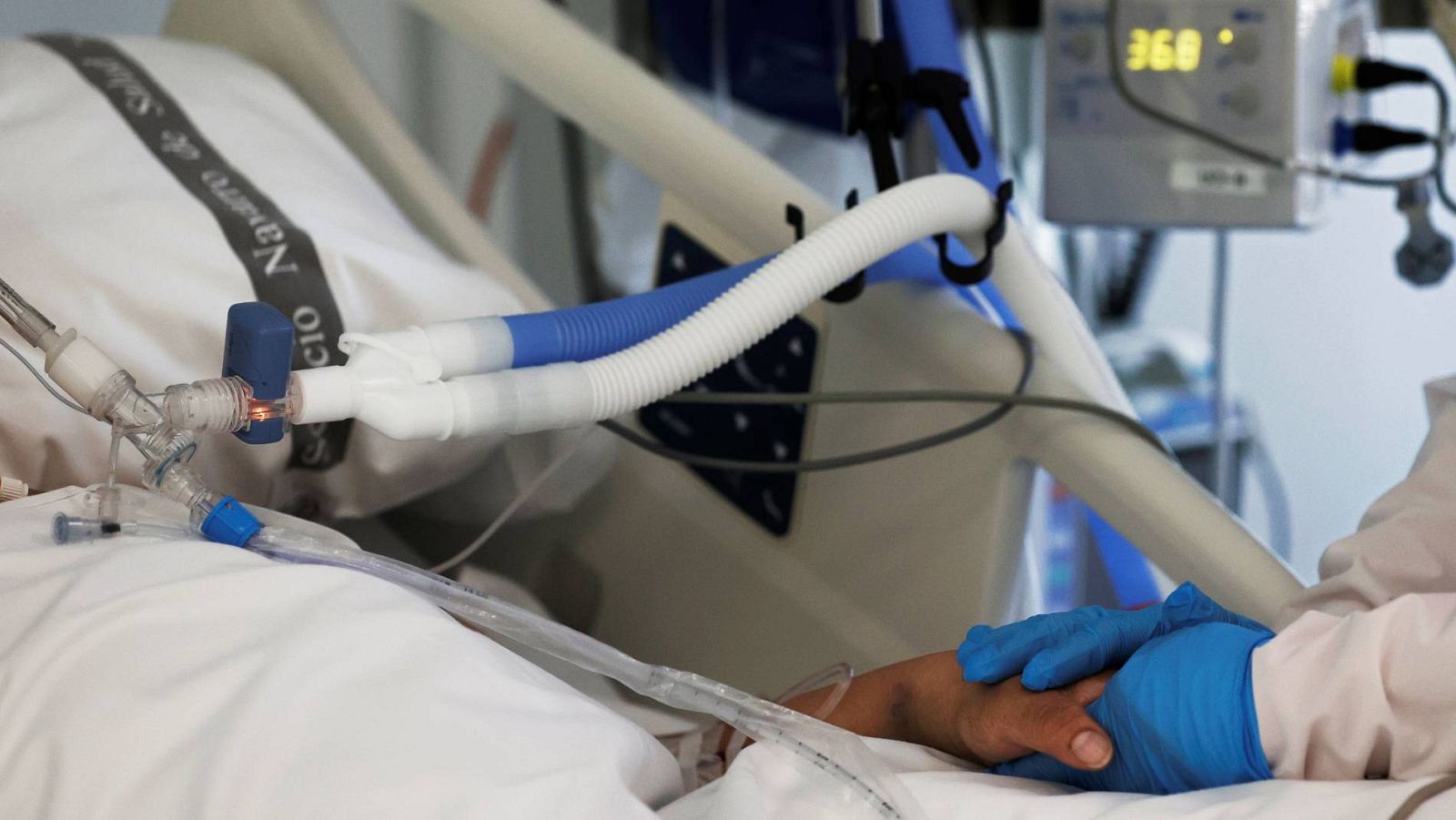 Una enfermera atiende a un paciente de la UCI del Complejo Hospitalario de Navarra