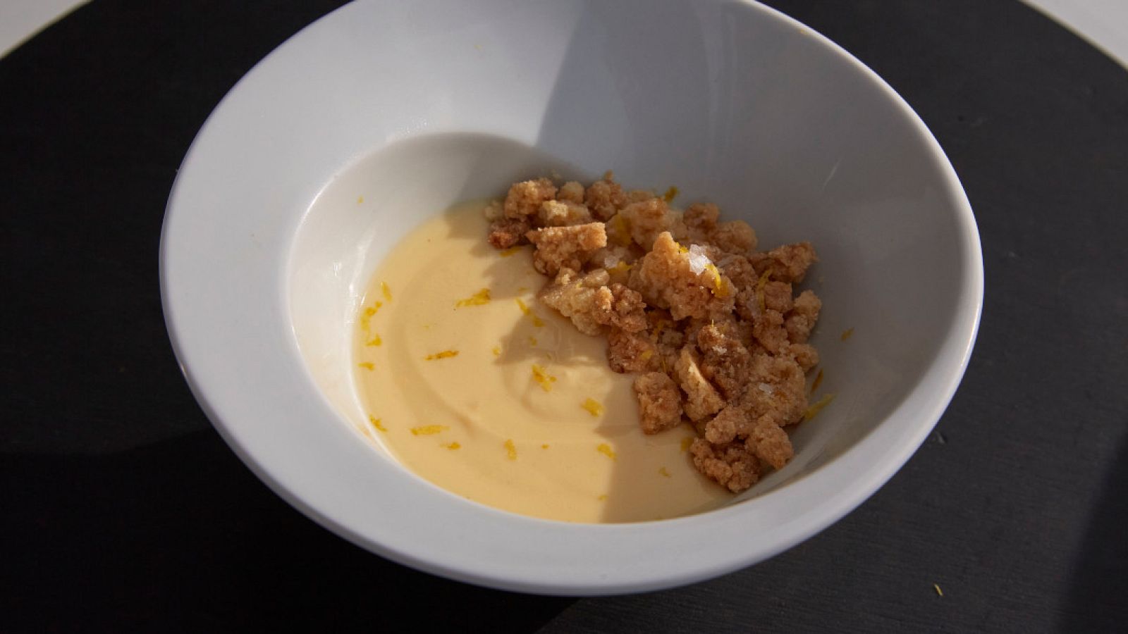 Receta de natillas con crumble de limón y bizcocho
