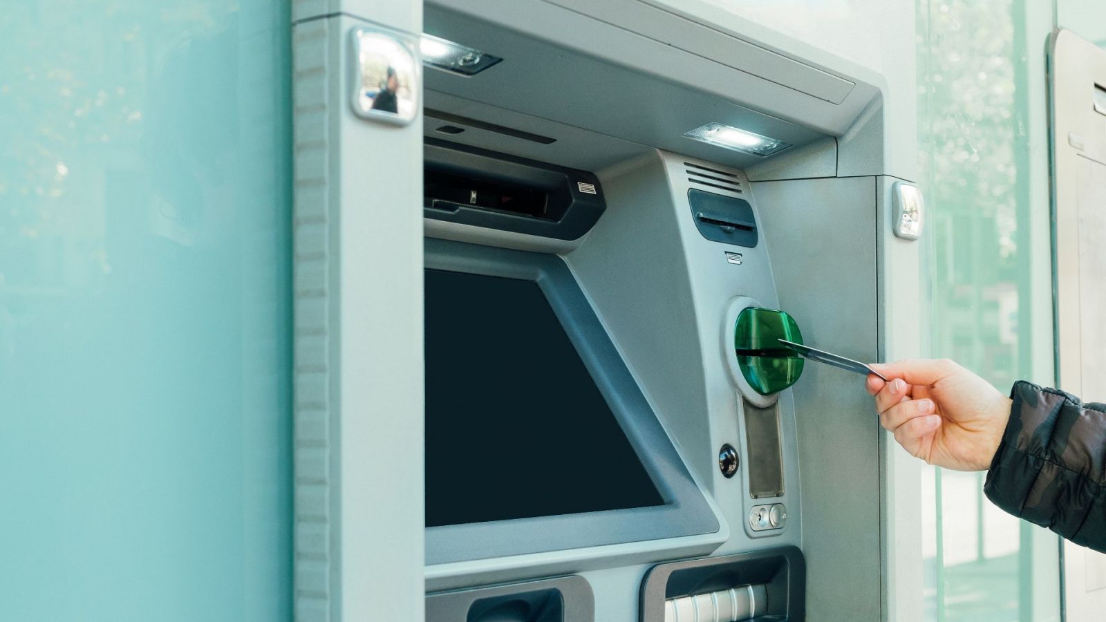 La banca española aligera plantilla a golpe de ERE