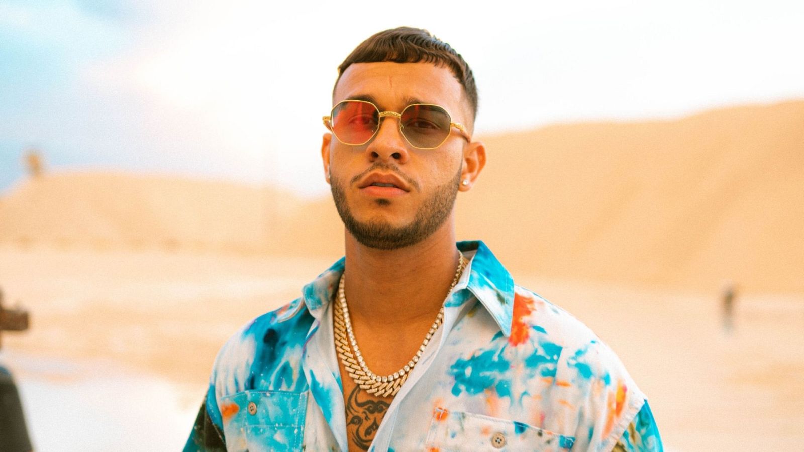 Lyanno en el videoclip de "Poderosa" con Rauw Alejandro