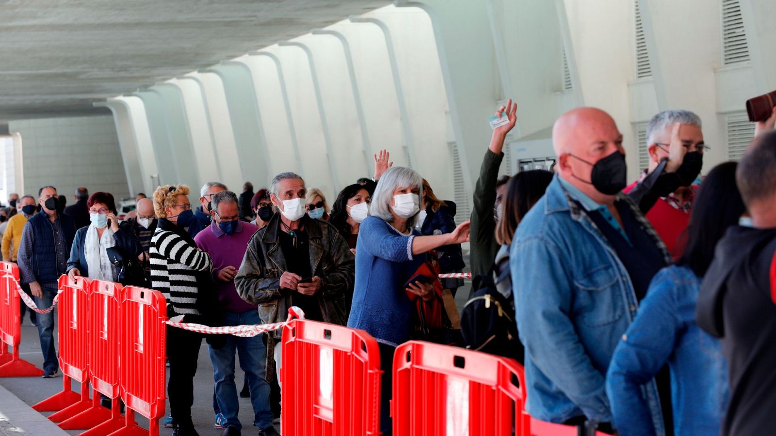 Vacunación masiva contra el coronavirus en la Ciudad de las Artes y las Ciencias de València