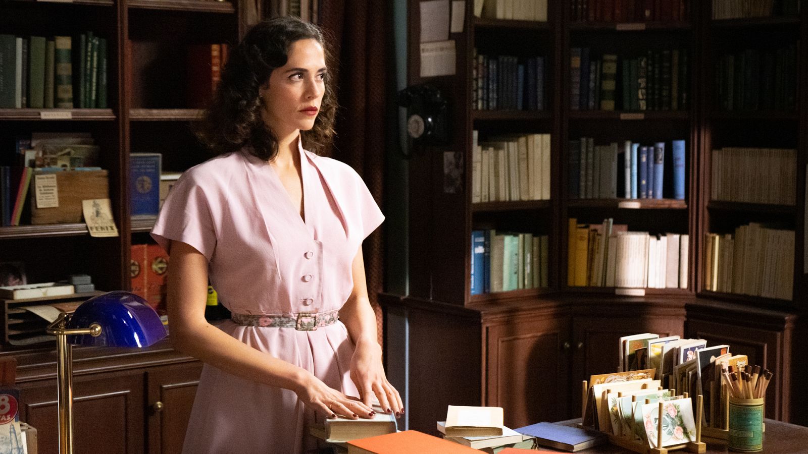 Inés en su librería por el día del libro