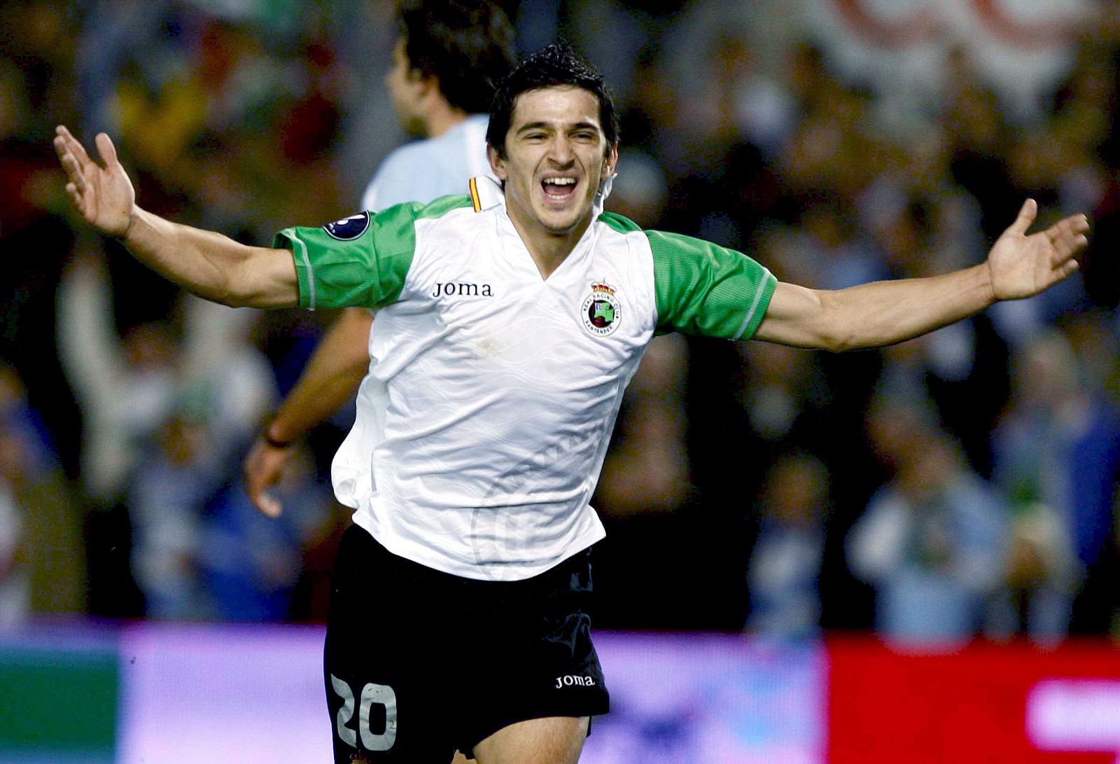 El delantero del Racing de Santander Jonathan Pereira celebra el gol conseguido, el primero de su equipo, ante el Manchester City,