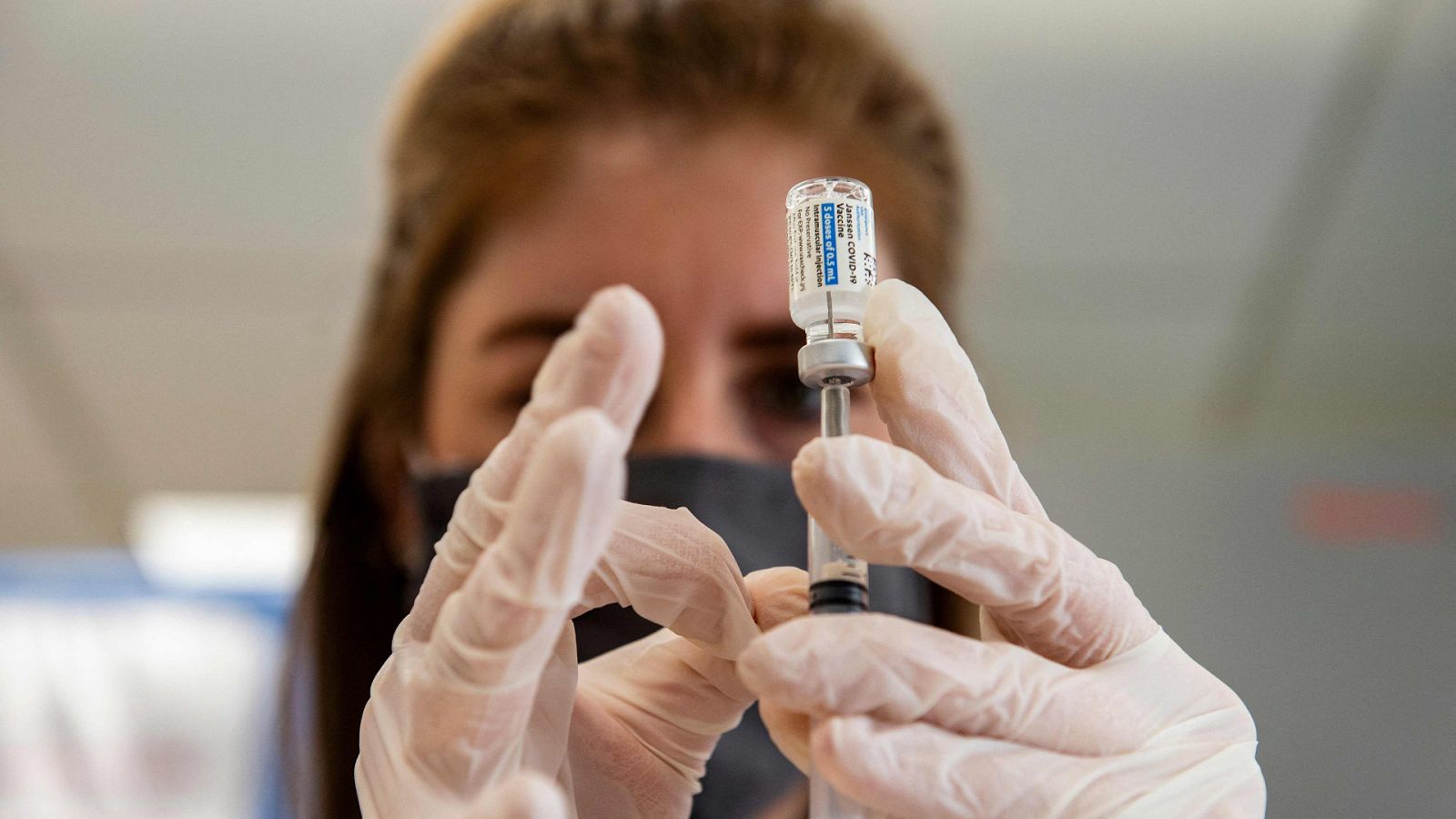 Una sanitaria con una dosis de la vacuna de Janssen
