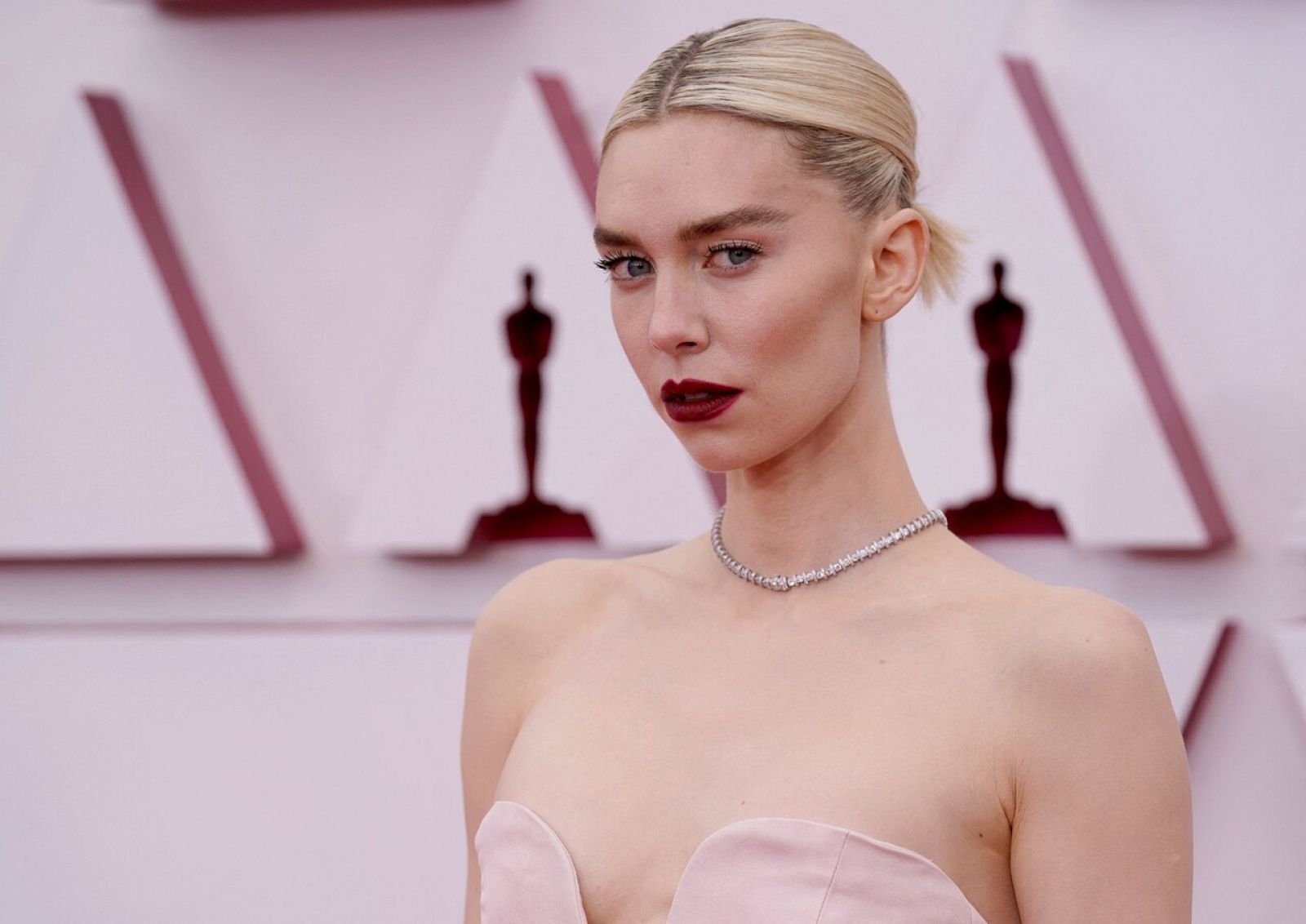 Vanessa Kirby, causa sensación en la pantalla y en la alfombra roja