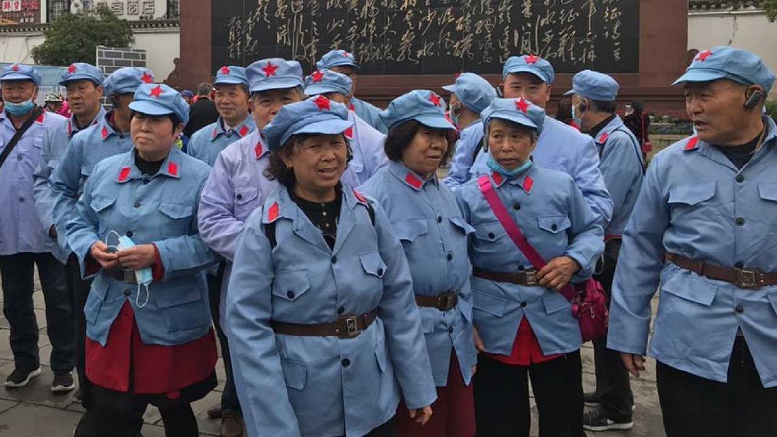 Jubilados vestidos con el uniforme del Ejército Rojo en Zunyi, China