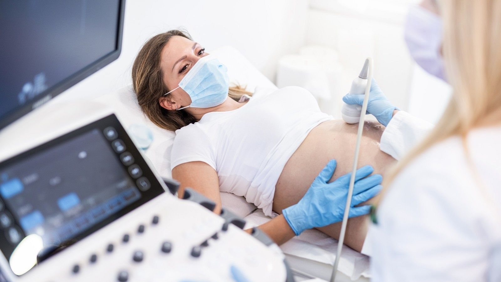 Una mujer embarazada con mascarilla