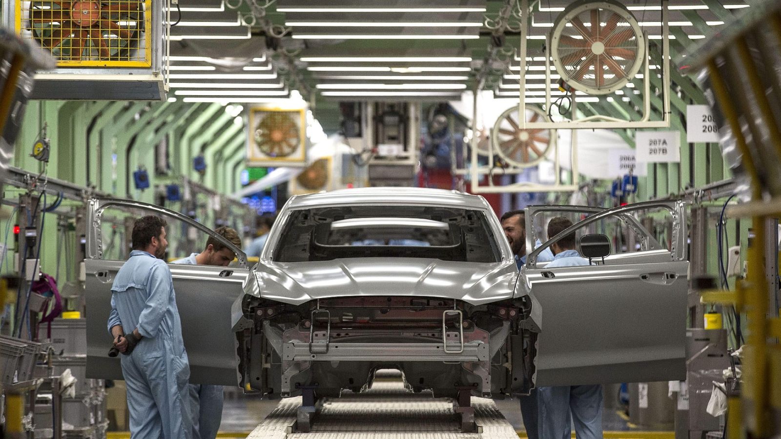 Una línea de producción en la planta de Ford en Almussafes