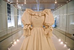 Así es de cerca el vestido de novia de Diana de Gales, que se expone al público tras estar 25 años guardado