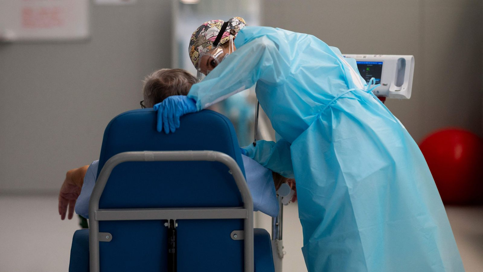 Personal sanitario de un paciente en el Hospital Isabel Zendal de Madrid