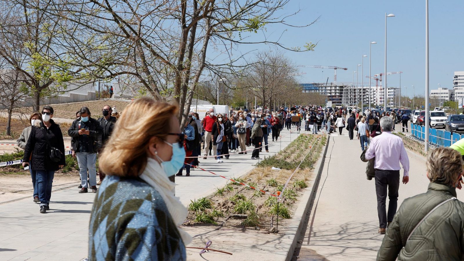 Largas colas de personas esperando en el Hospital Enfermera Isabel Zendal para vacunarse frente a la COVID-19