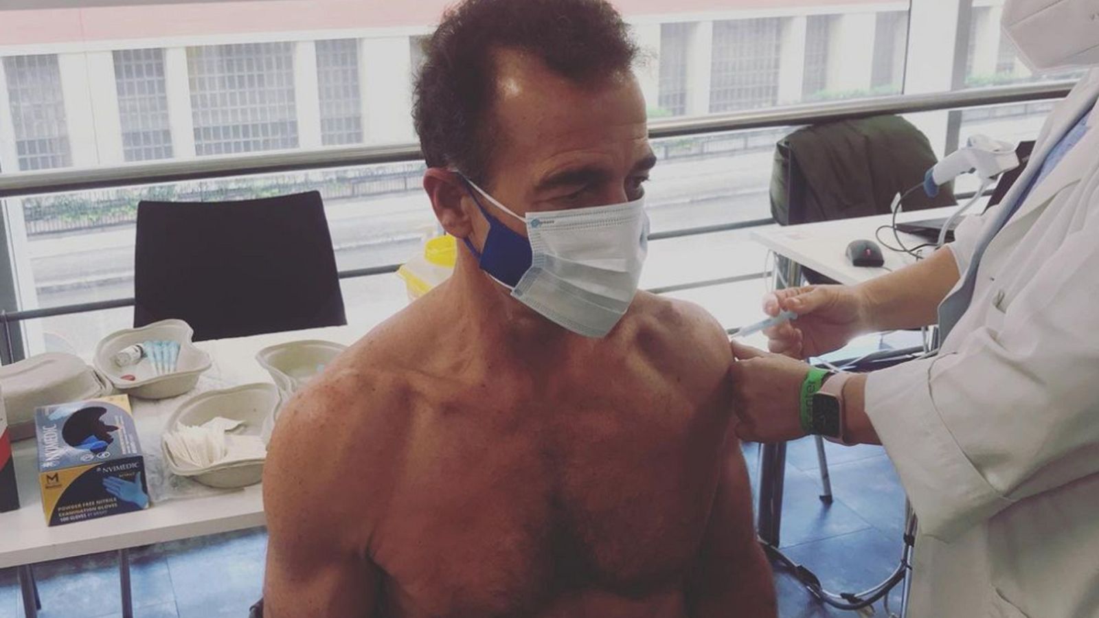 Alessandro Lequio se vacuna contra el coronavirus