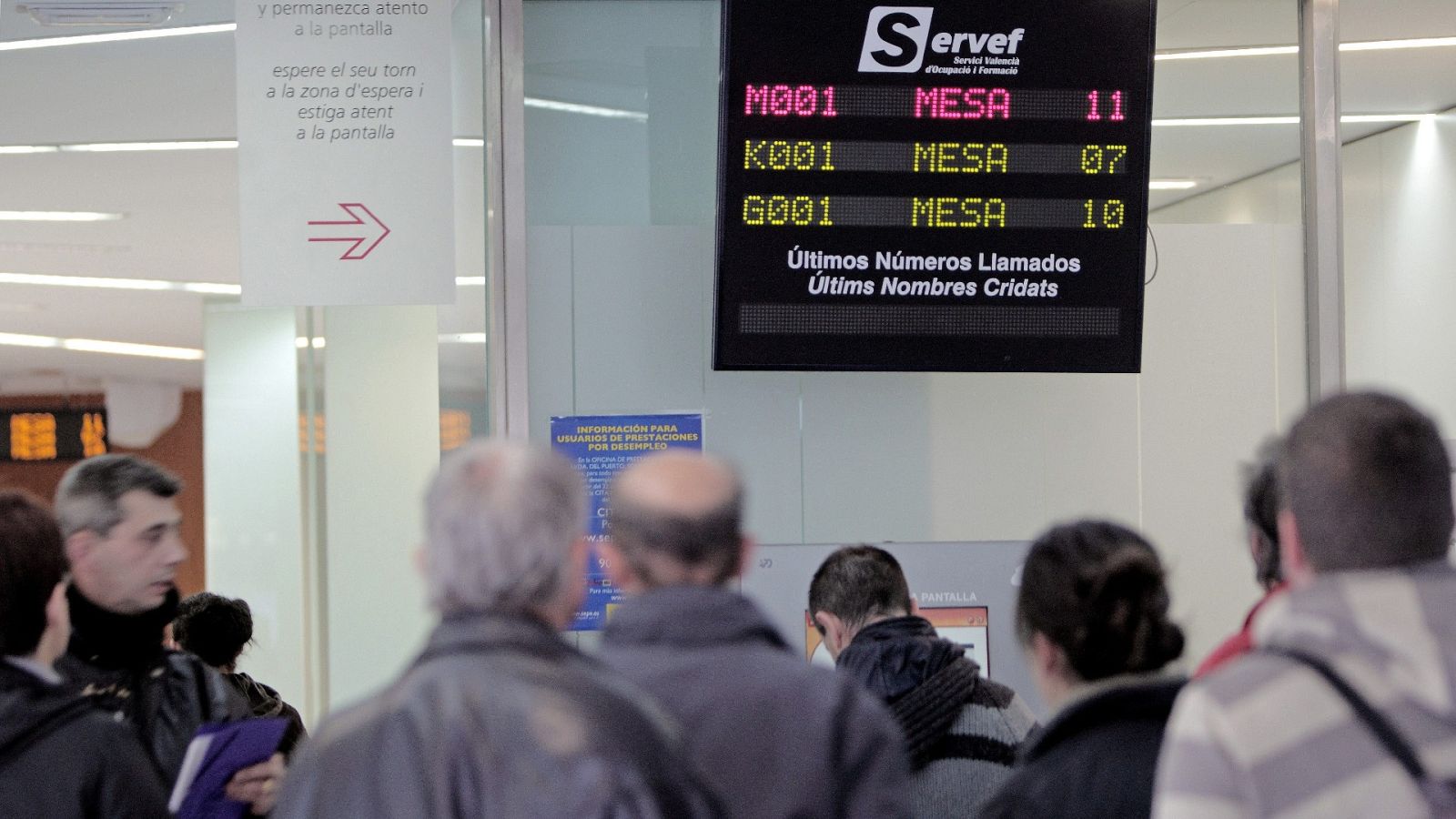 Varias personas sin empleo esperan su turno en una oficina del SEPE