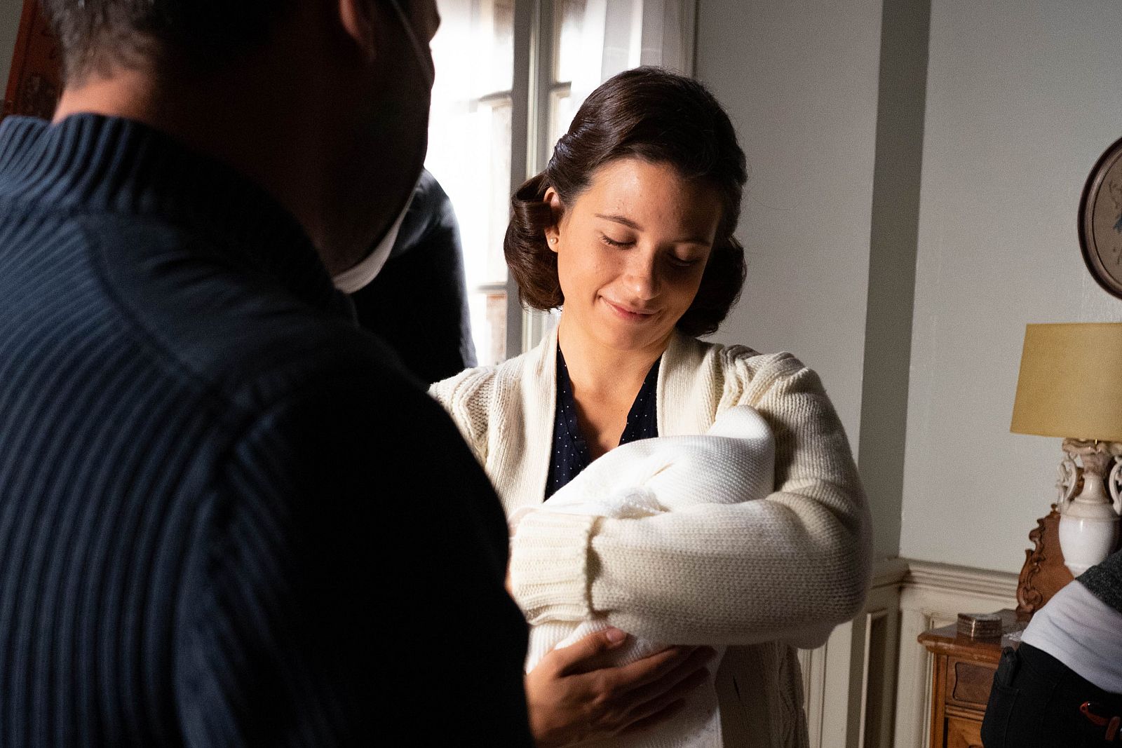 Carmen sostiene a su bebé