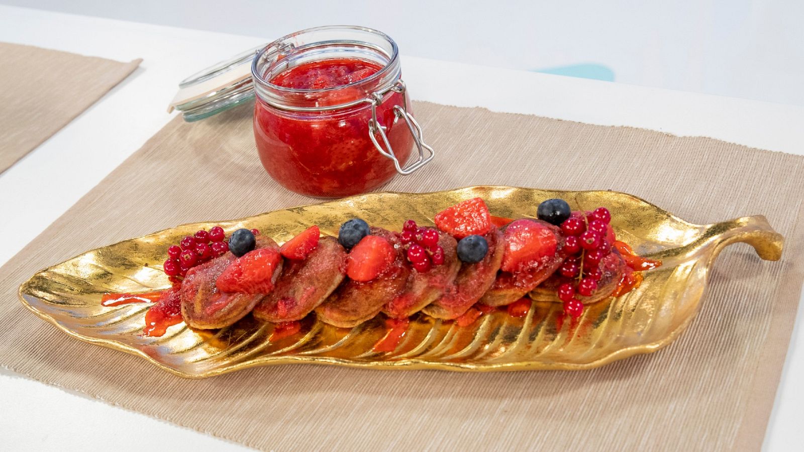 Tortitas integrales de plátano con sirope de frutos rojos