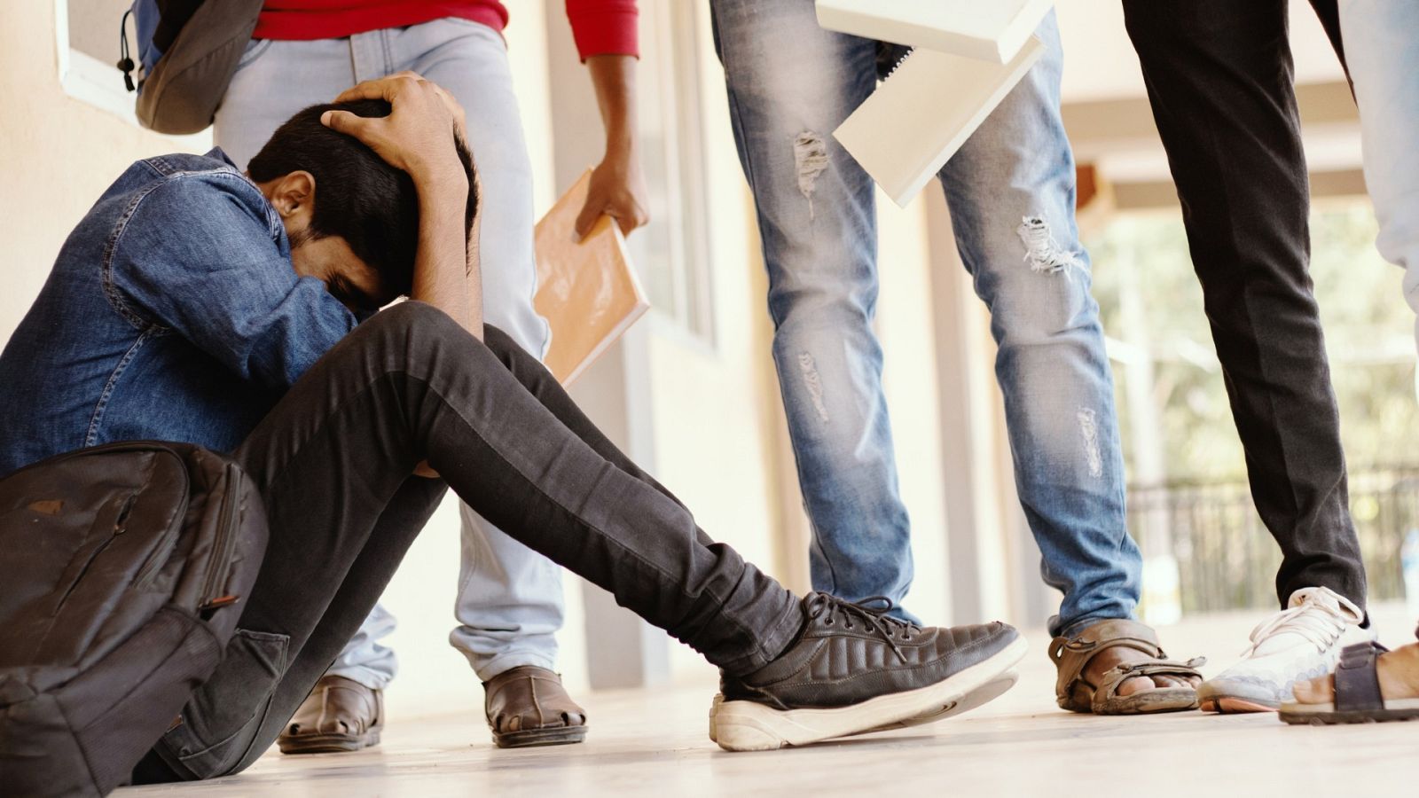 Imagen de un niño acosado por sus compañeros de colegio