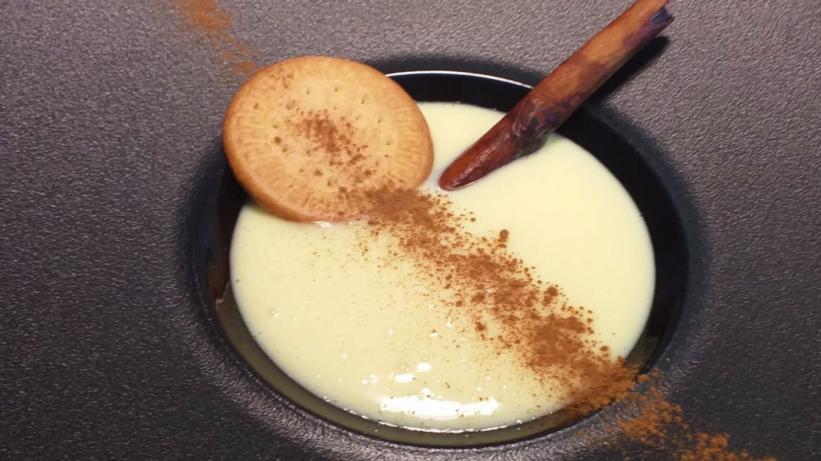 Receta de natillas caseras con su galleta y todo