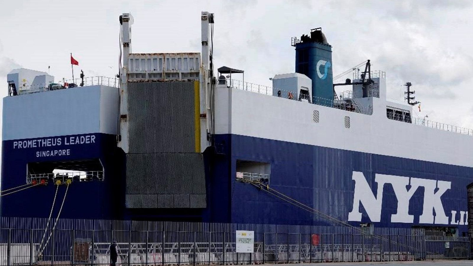 El Prometheus Leader está atracado en cuarentena en el muelle de Trasatlánticos en el Puerto de Vigo