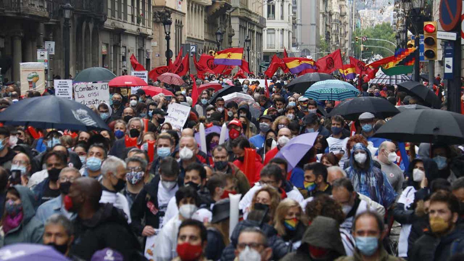 Centenars de persones omplen la Via Laietana per l'1 de maig