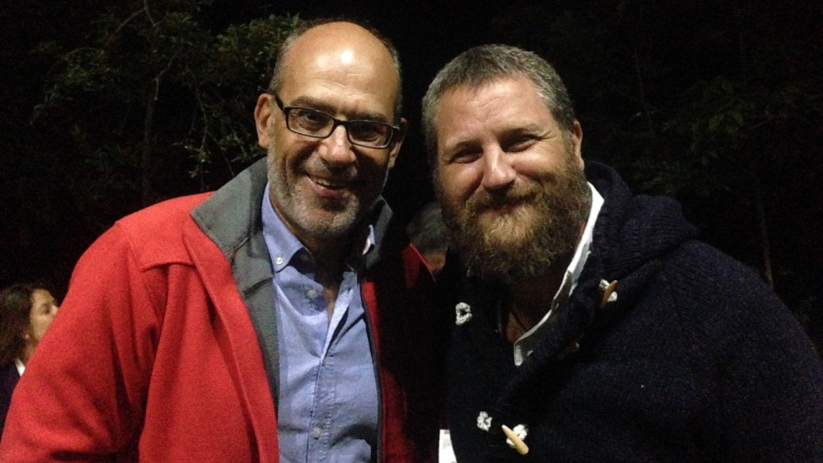 José Antonio Guardiola, director de En Portada, junto al periodista David Beriain (izqda.) en un encuentro en Castejón de Sos en 2017