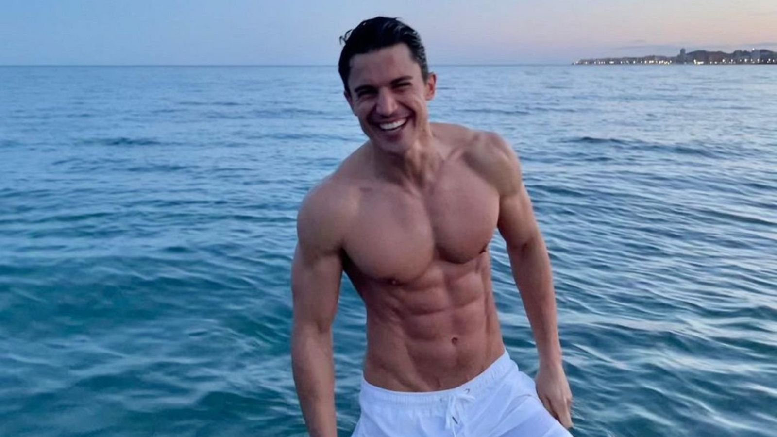 El actor Álex González en la playa