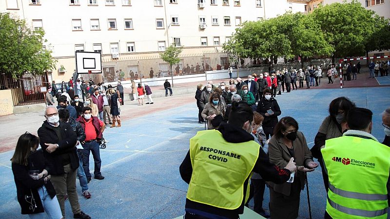 Largas colas, nuevos espacios de votación y protesta de FEMEN: los madrileños votan sin incidentes el 4M