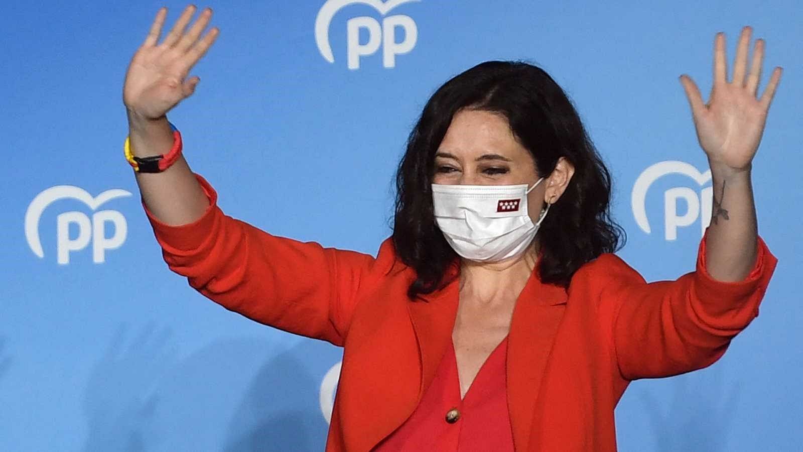 Ayuso celebra la victòria de la "llibertat" a la seu de Génova