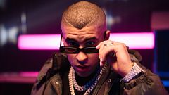 Bad Bunny se atreve con la moda y se convierte en portada de 'W Magazine': "Es muy especial alcanzar mis sueños simplemente haciendo lo que amo"