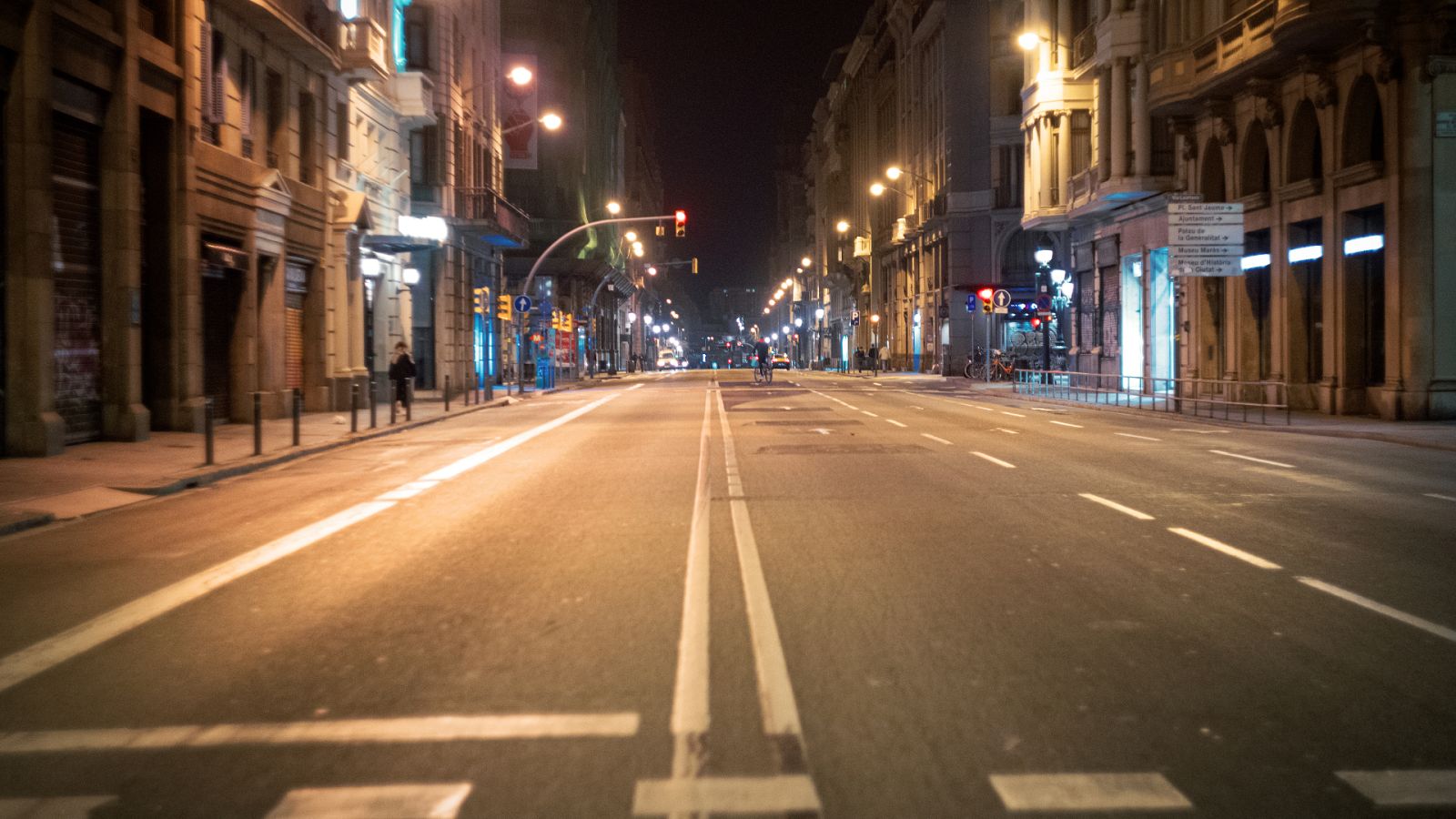Una calle vacía por la noche debido al toque de queda