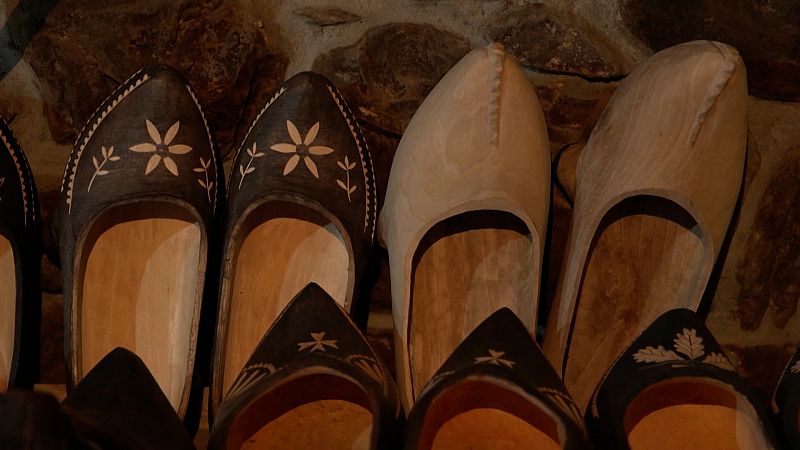 Las madre�as, el calzado tradicional asturiano que sobrevive