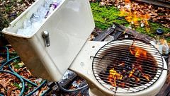 Hay gente utilizando el retrete para cocinar y queremos bajarnos de la vida