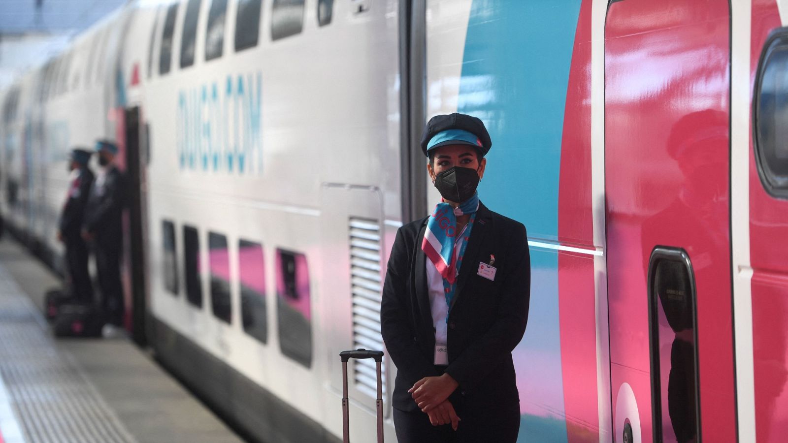 Una azafata de Ouigo espera en el andén de Atocha