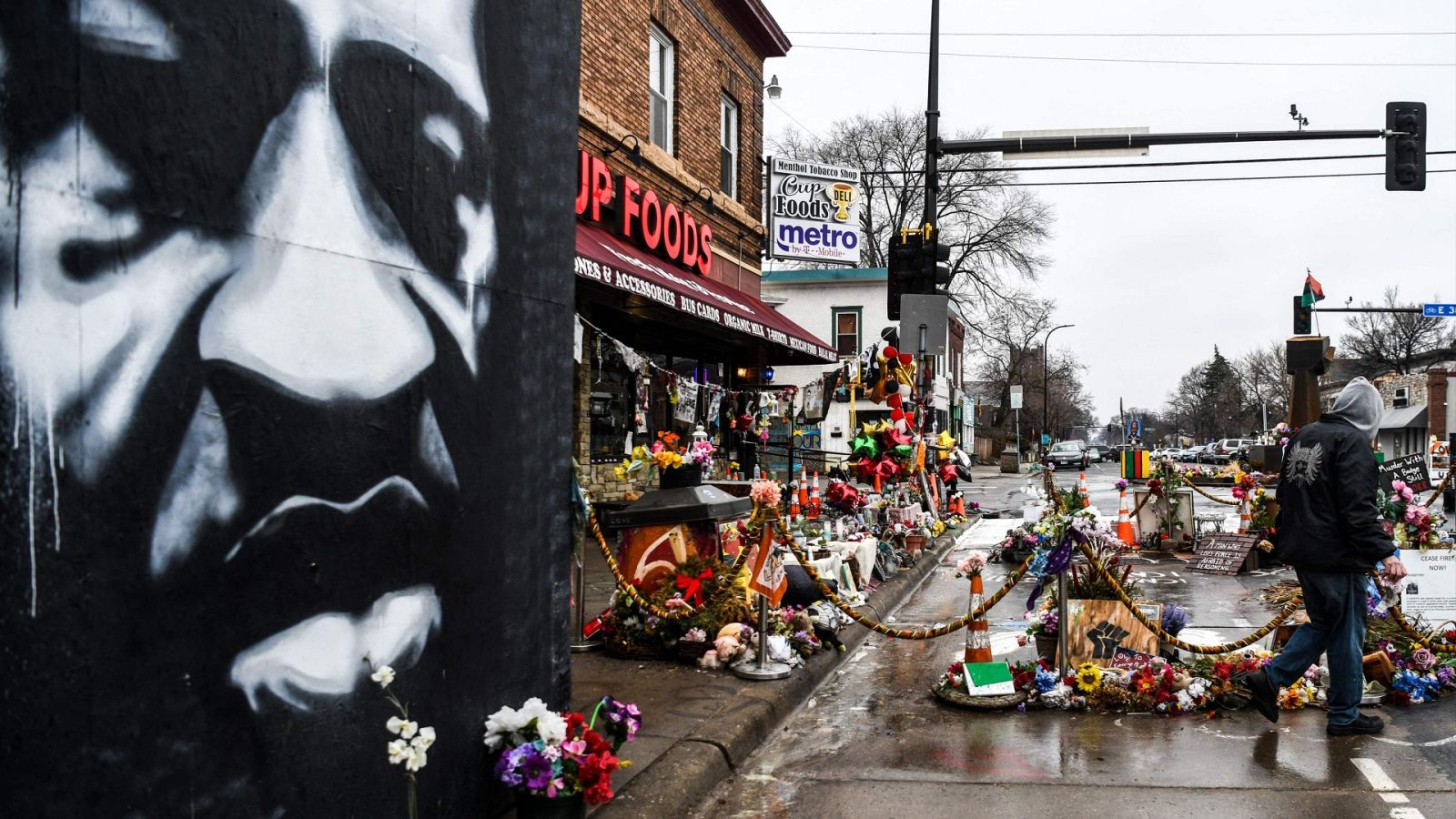 Un hombre camina cerca del improvisado memorial de George Floyd en Mineápolis (Estados Undidos)