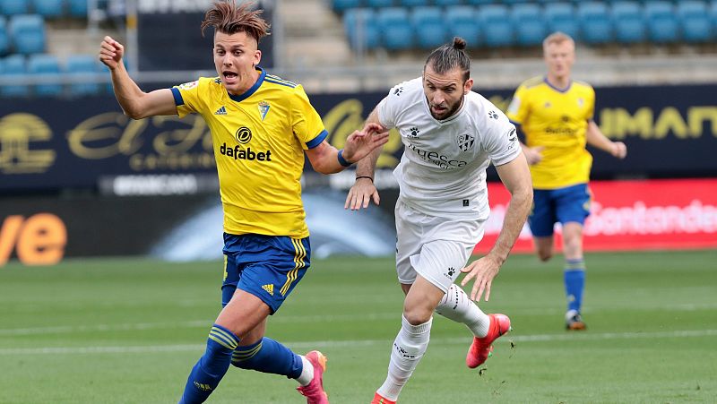 El Cádiz sella la permanencia mientras Alavés y Osasuna rescatan un punto