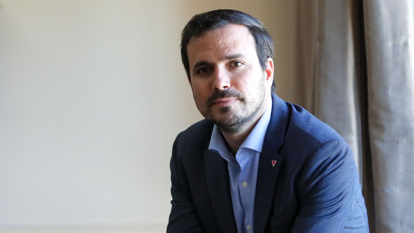 Alberto Garzón posa tras una entrevista con Europa Press