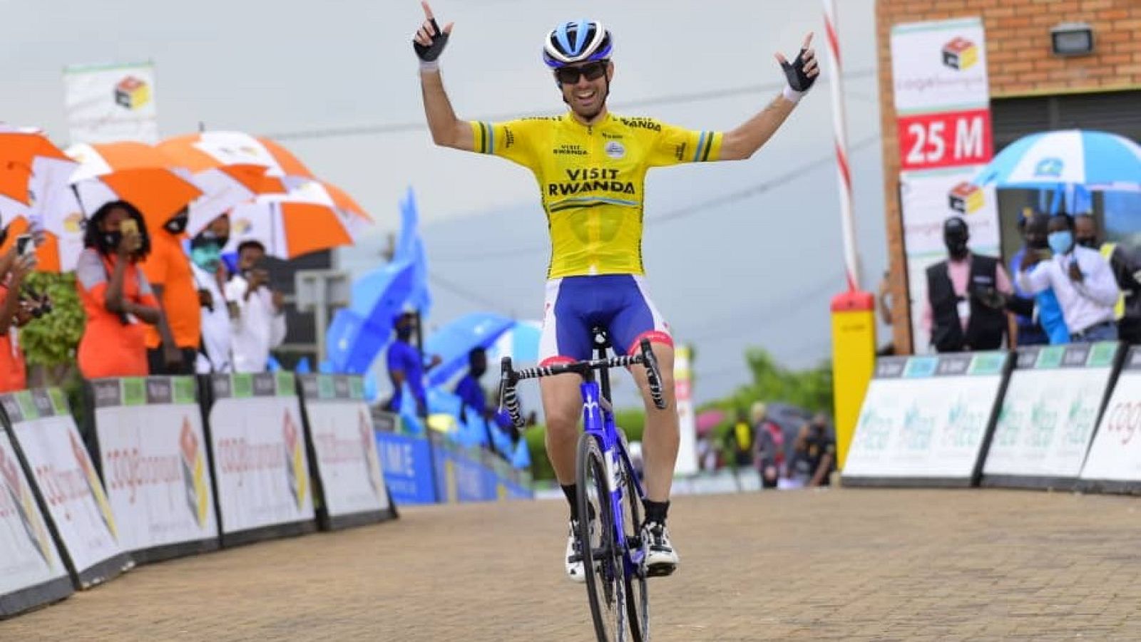 Cristián Rodríguez celebra su victoria en el Tour de Ruanda.
