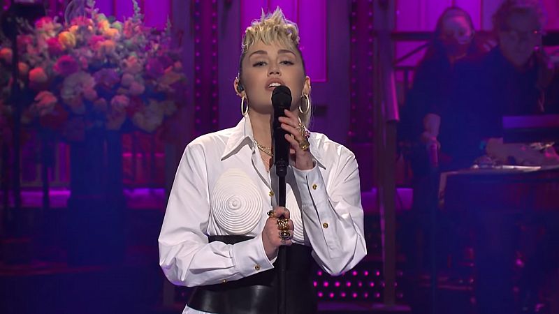 La actuación de Miley Cyrus y la sorprendente declaración de Elon Musk, protagonistas del último programa de 'Saturday Night Live'