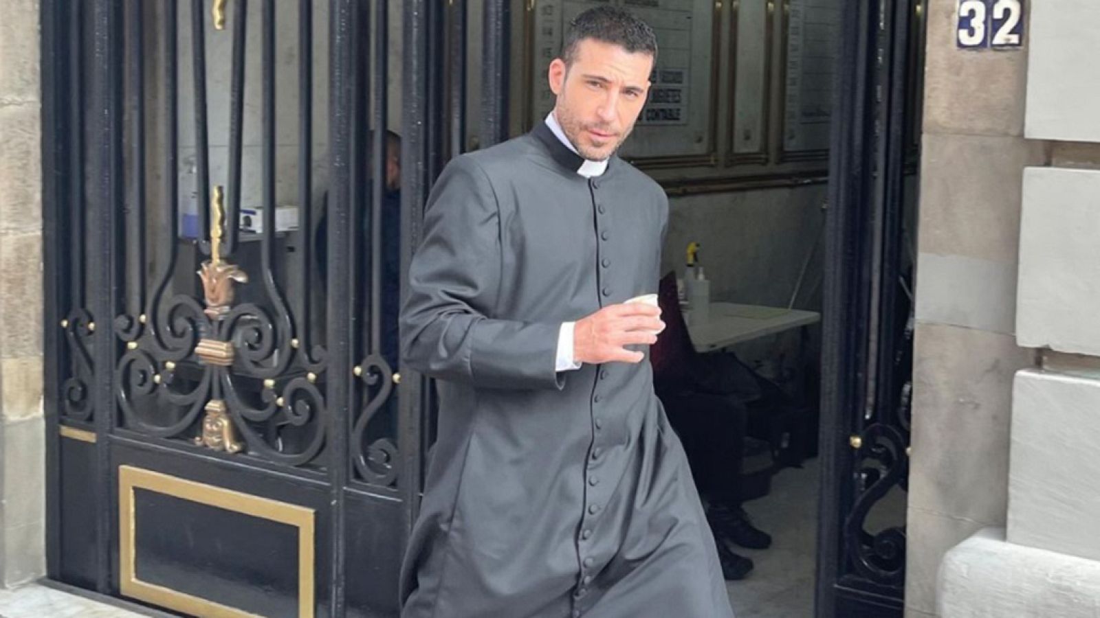 Miguel Ángel Silvestre hace de cura en su próxima serie 'Los enviados'