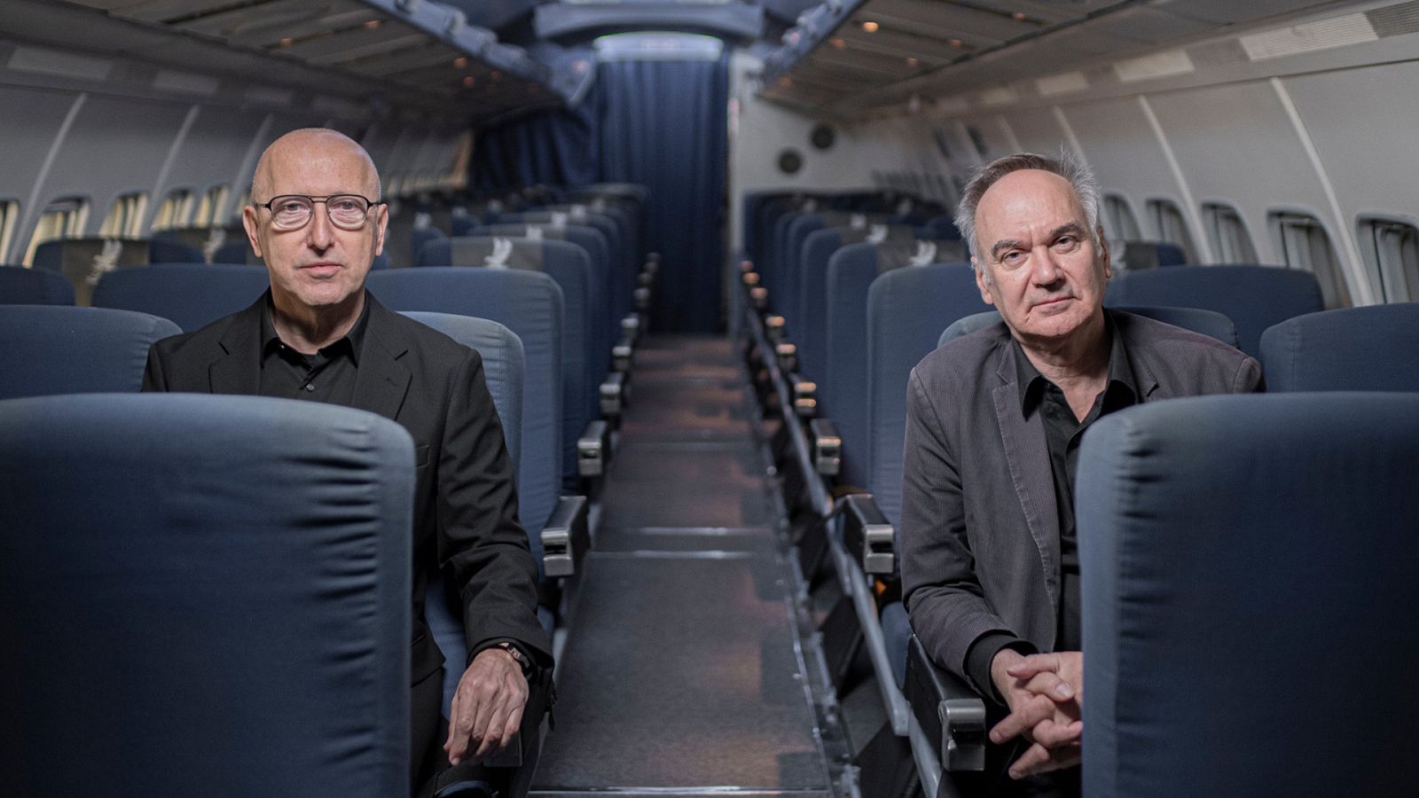 Óscar López, director y presentador de 'Página Dos' con el escritor Hervé Le Tellier