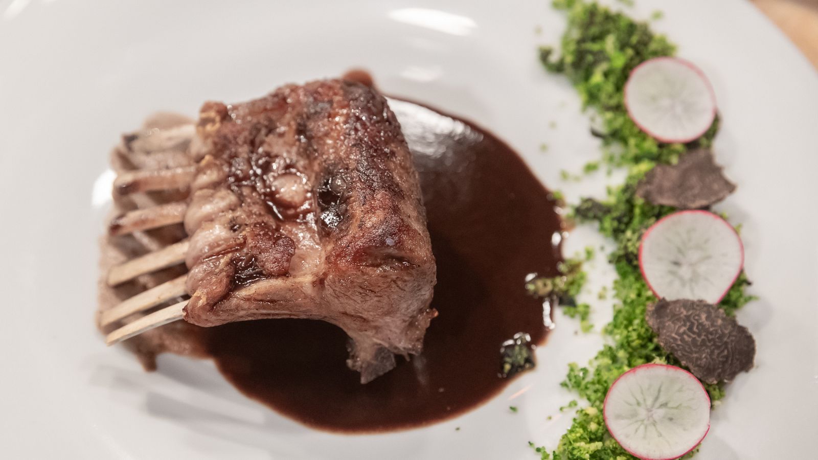 Receta de carré de cordero lechal con cous cous de brócoli y trompetas de la muerte, de Pepe